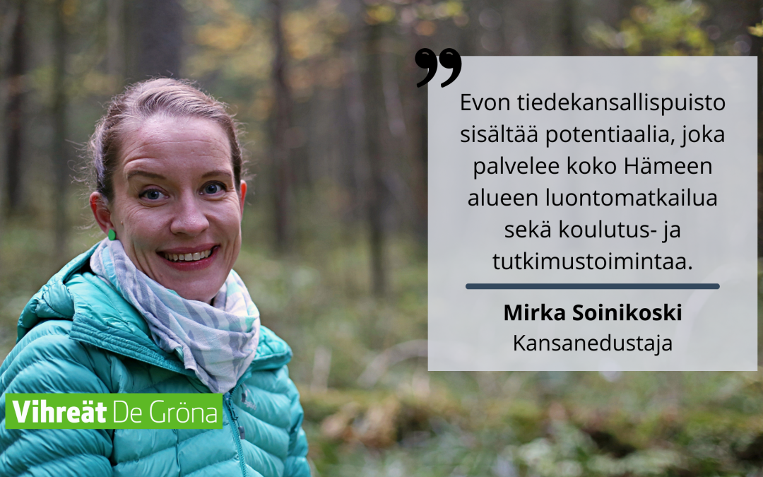 Mirka Soinikoski Evon metsässä.