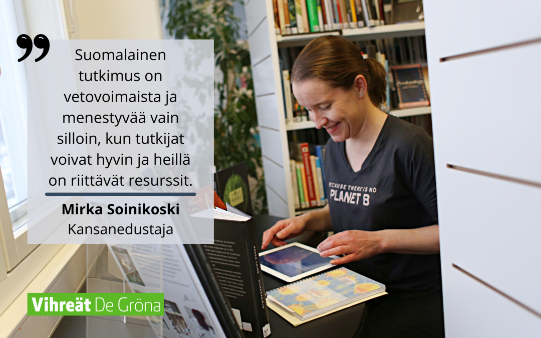 Mirka Soinikoski (vihr.) lukee kirjastossa,.